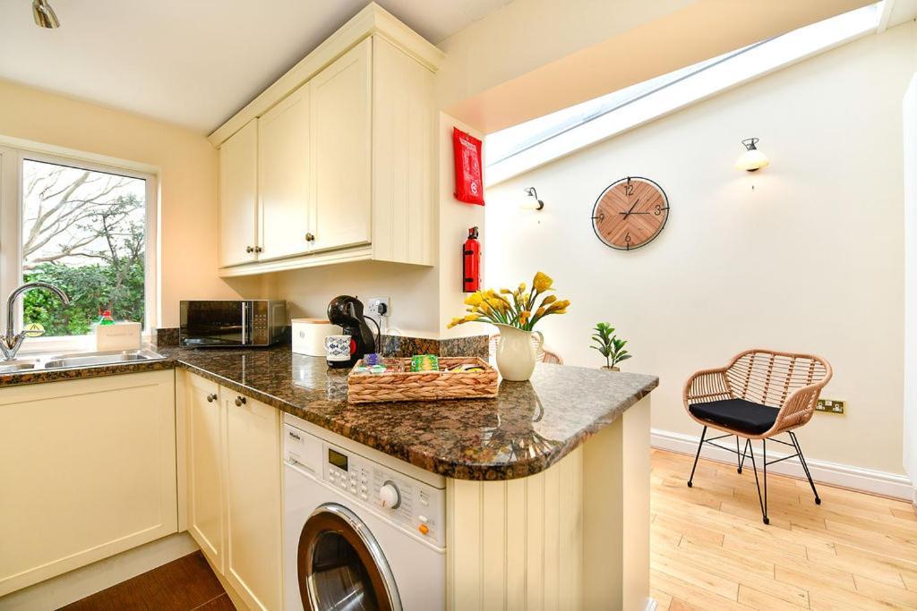 Just Wales - Castle Square Cottage, Holiday home *