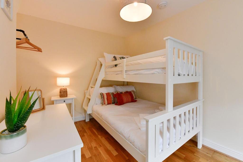 Just Wales - Castle Square Cottage, Holiday home