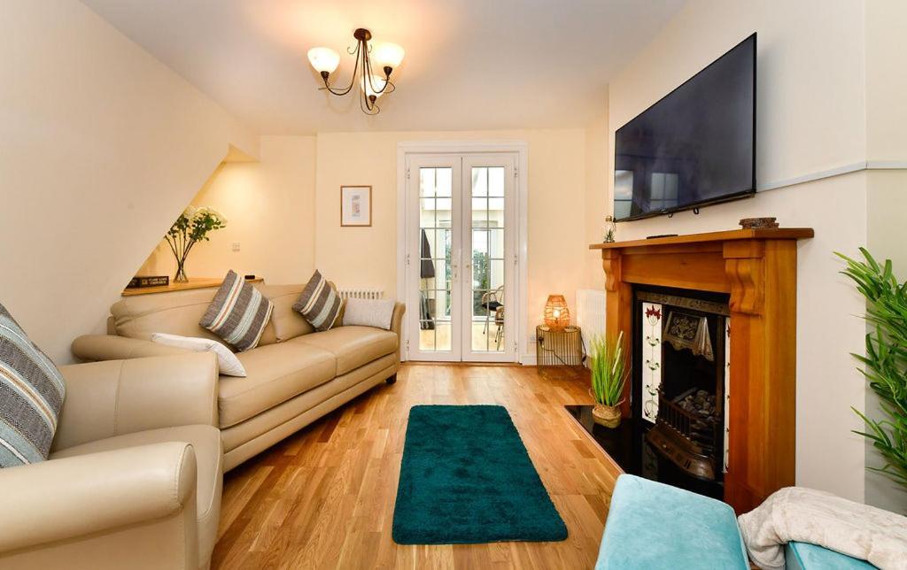 Just Wales - Castle Square Cottage,