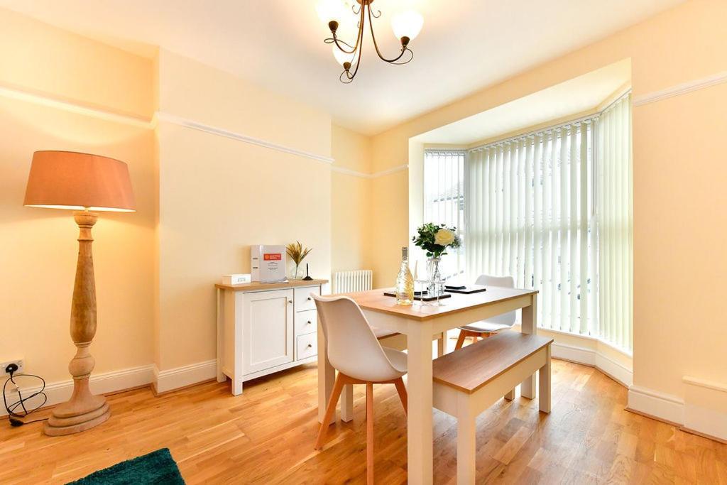 Just Wales - Castle Square Cottage, Holiday home The Mumbles