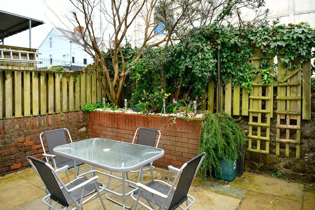 Just Wales - Castle Square Cottage, Holiday home